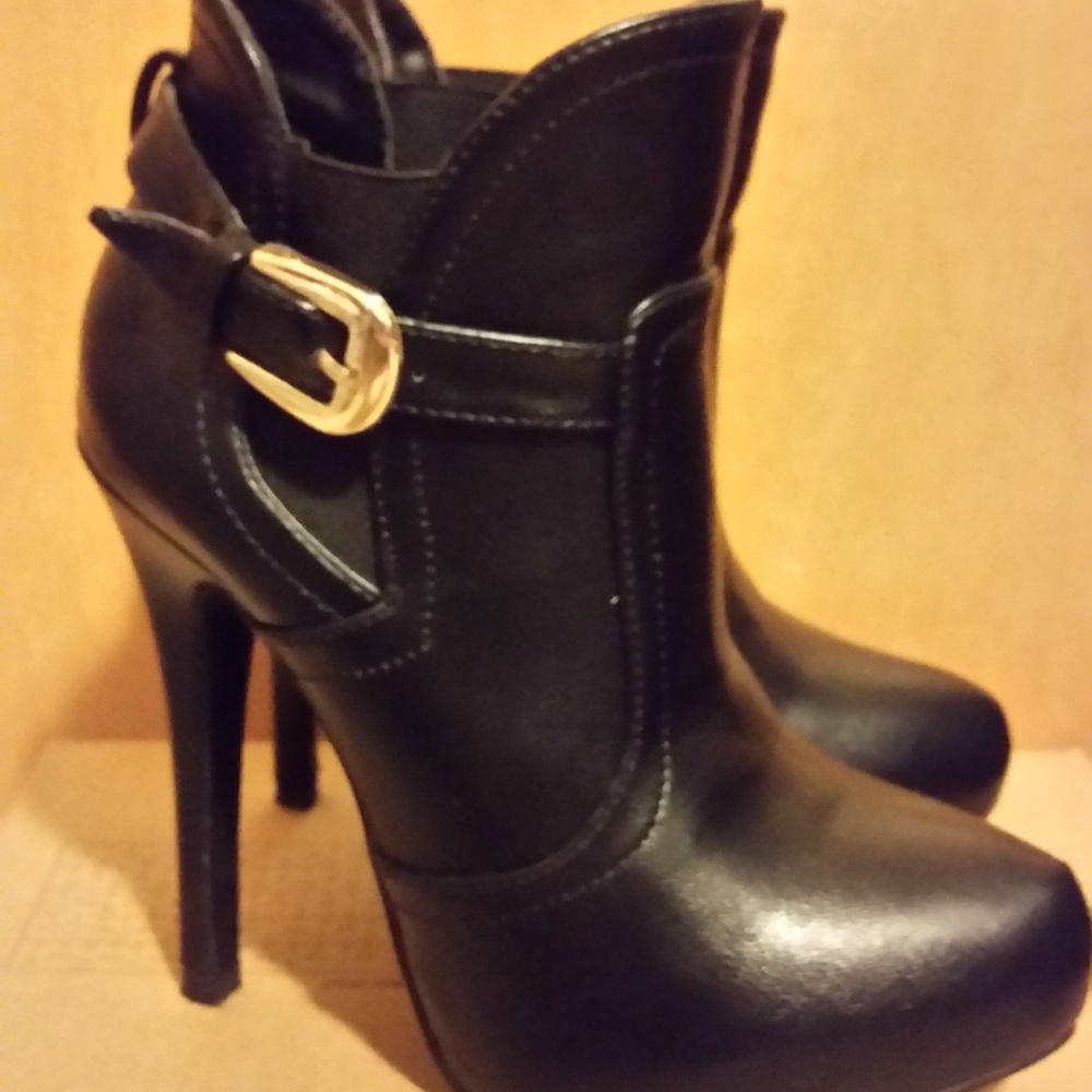 Elegant Black Heeled Boots with Stiletto Heels and Curved Top Edge